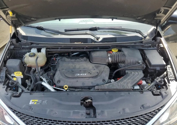 Chrysler Pacifica cena 44000 przebieg: 207045, rok produkcji 2017 z Warszawa małe 67